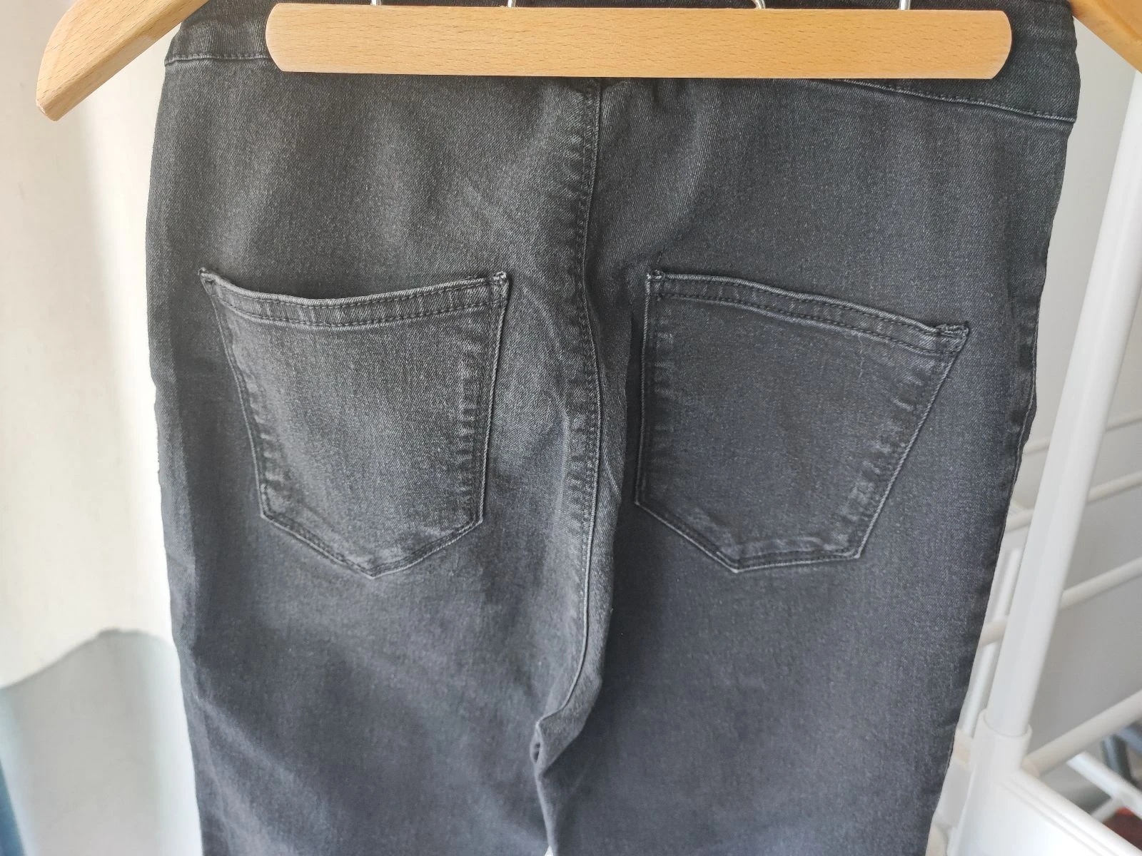 Calça jeans preta corte slim – photo 4